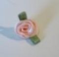 Klik her for at se flere billeder og f mere information om varen:  Silkebåndsroser Lys Rosa  1x2cm - 6stk. i ps.