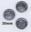 Klik her for at se flere billeder og f� mere information om varen:&nbsp; 0230 - Grå mel. (2hul) knap 30mm *REST 3stk.*