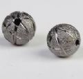 Klik her for at se flere billeder og f� mere information om varen:&nbsp;1414 - Metalperler Grå/Sort m.mønster - 10mm - 5 stk.