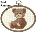 Klik her for at se flere billeder og f mere information om varen:  ::Pe 13-1387/ Broderi i ramme - Bamse - 11x15cm - 1stk.