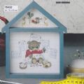 Klik her for at se flere billeder og f mere information om varen:  oe 76432/ Broderi - Hus, Bamse syer incl.ramme - 1sæt.