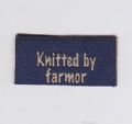 Klik her for at se flere billeder og f mere information om varen:  1428 Mærke: *Knittet by farmor* 2x5cm - 1stk. 