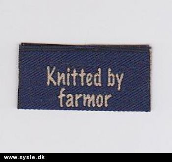1428 Mærke: *Knittet by farmor* 2x5cm - 1stk. 