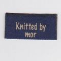 Klik her for at se flere billeder og f mere information om varen:  1422 Mærke: *Knittet by mor* 2x5cm - 1stk. 