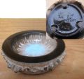 Klik her for at se flere billeder og få mere information om varen:  Brugt: Keramik askebæger fra Glit Island m. Lava - ø:13cm (Lys)