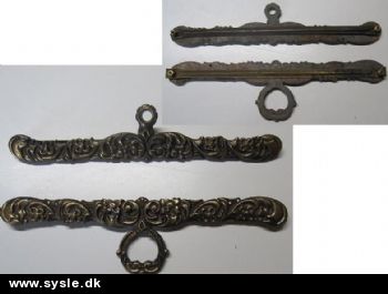 2119 Broderibeslag: 23cm  Rokoko - messing m.stang/skrue *BRUGT*