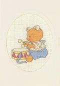 Klik her for at se flere billeder og f mere information om varen:  17-8449 Broderikort på Aida - Bamse m. tromme - 9x13cm - 1stk.