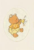 Klik her for at se flere billeder og f mere information om varen:  17-8448 Broderikort på Aida - Bamse m. trompet - 9x13cm - 1stk.