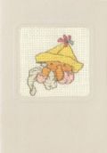 Klik her for at se flere billeder og f mere information om varen:  17-8447 Broderikort på Aida - Bamse m. hat - 9x13cm - 1stk.