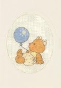 Klik her for at se flere billeder og f mere information om varen:  17-8445 Broderikort på Aida - Bamse m. blå balloon - 9x13cm - 1stk.