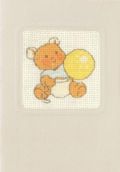 Klik her for at se flere billeder og f mere information om varen:  17-8444 Broderikort på Aida - Bamse m. gul bold - 9x13cm - 1stk.