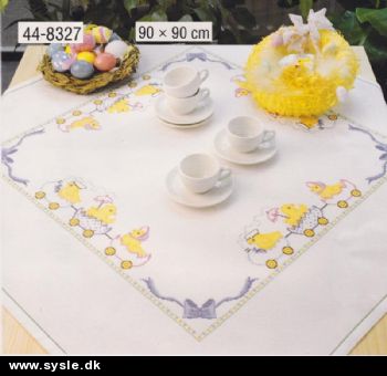 ::Pe 44-8327/ Broderpk. 4k dug - Kyllinger på tur 90x90cm