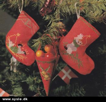 Uh 48-90-06: Mønster: 2 julesokker+1 kræmmerhus *org*