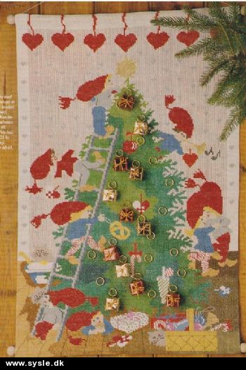 Hv 40-90-44:(2) Mønster: Julekalender Nisser på træ 47x73cm *org*