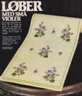 Klik her for at se flere billeder og f mere information om varen:  Fe 14-xx-37 Mønster: Brodere løber med violer 24x97cm *org*