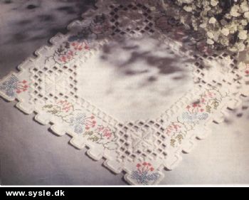 Fj 09-92-xx: Mønster: Lysedug, serviet i Hardanger/broderi *org*